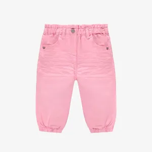Pantalon coupe décontractée en sergé extensible coloré rose, bébé  || Denim pants relaxed fit in colored stretch twill candy pink, baby 